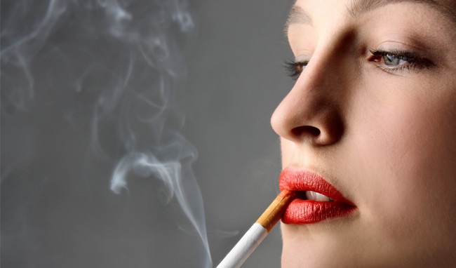 Hút thuốc lá khiến tiền mãn kinh sớm hơn